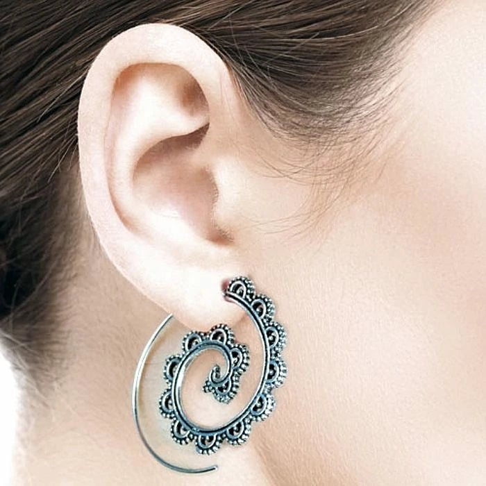 Boucle d’oreille spirale en argent portée à l’oreille