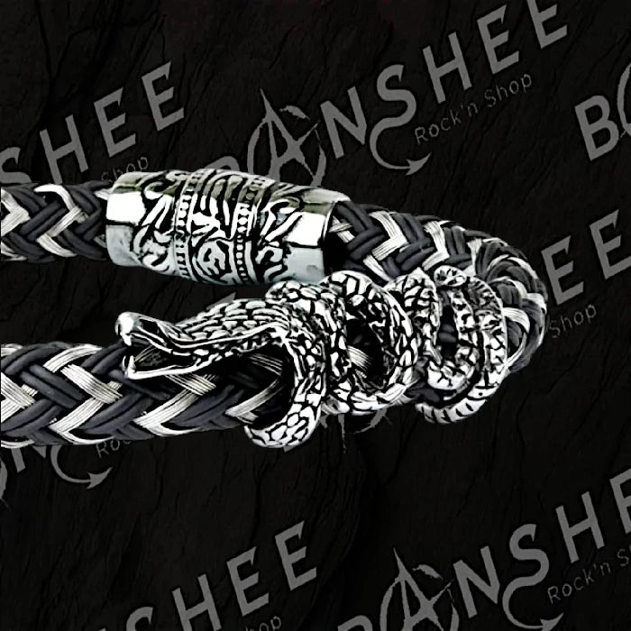 Détail bracelet serpent avec têtes en acier et cuir tressé