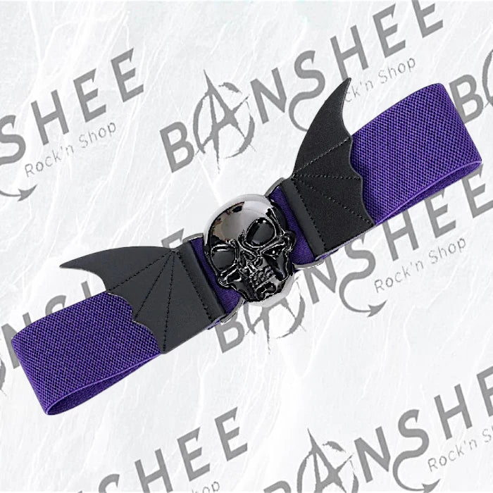 Ceinture élastique violette gothique avec boucle tête de mort noire brillante et empiècements en forme d'ailes de chauve-souris.