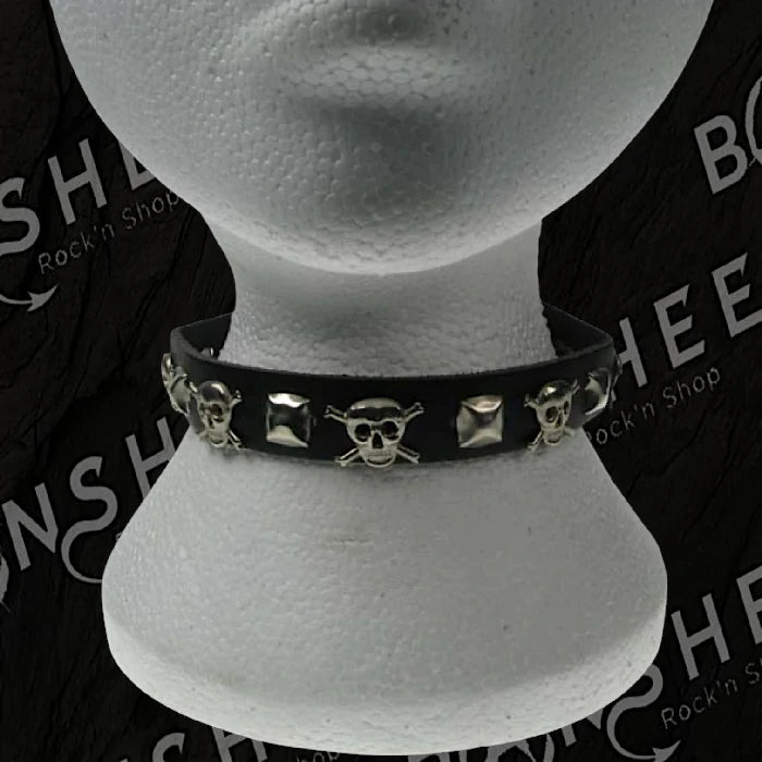 Choker ras de cou en cuir noir avec têtes de mort et clous pyramidaux