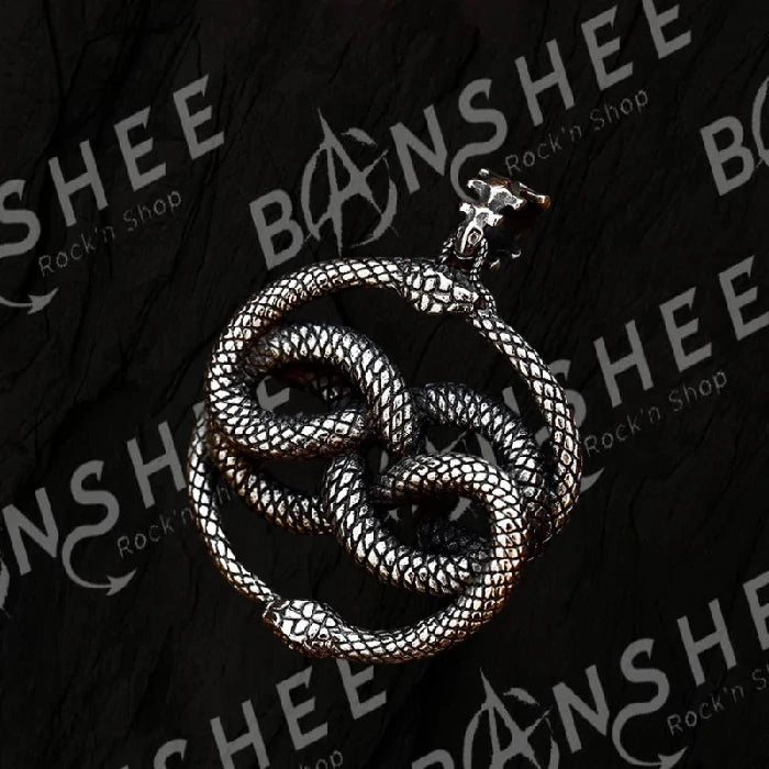 Collier pendentif double serpent Ouroboros Auryn en acier inoxydable formant un noeud d'infini avec écailles ciselées, marque Moon Attic.