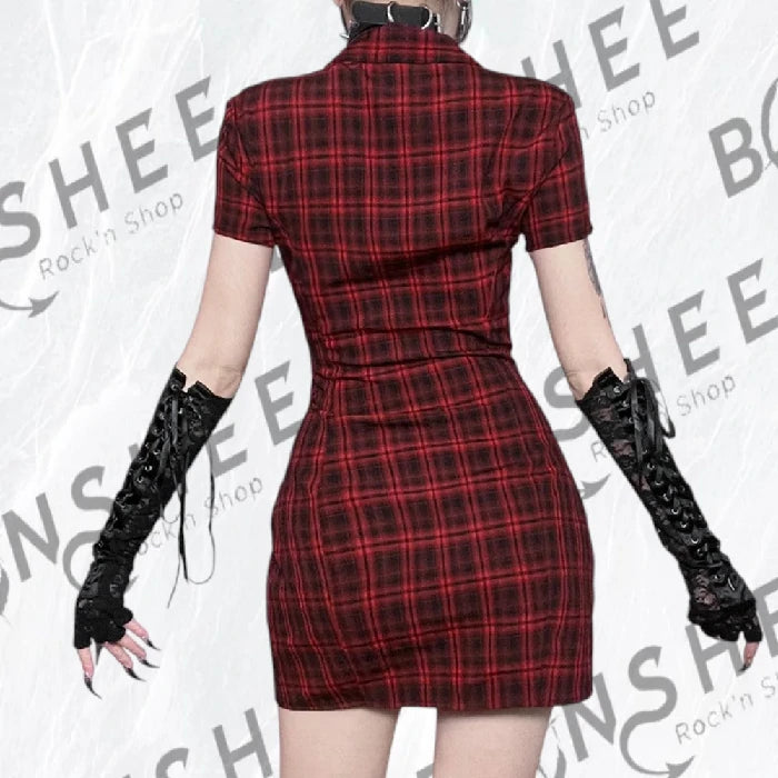 Dos d'une robe rouge à carreaux cintrée à manches courtes