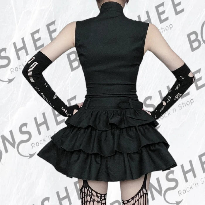 Dos d'une robe gothique noire à trois volants avec ceinture intégrée
