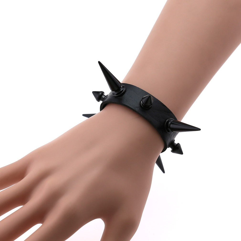 Bracelet à pointes Moon Attic style punk / gothique / métal MA-JDSZ04