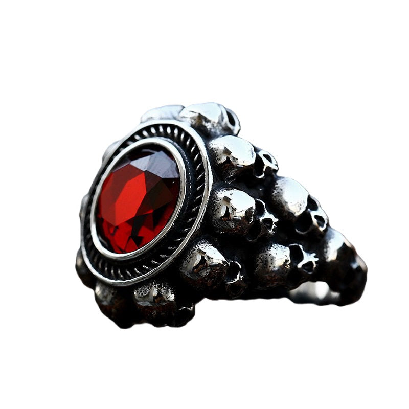 Bague chevalière Moon Attic avec pierre/cristal rouge sur têtes de mort MA-BR839