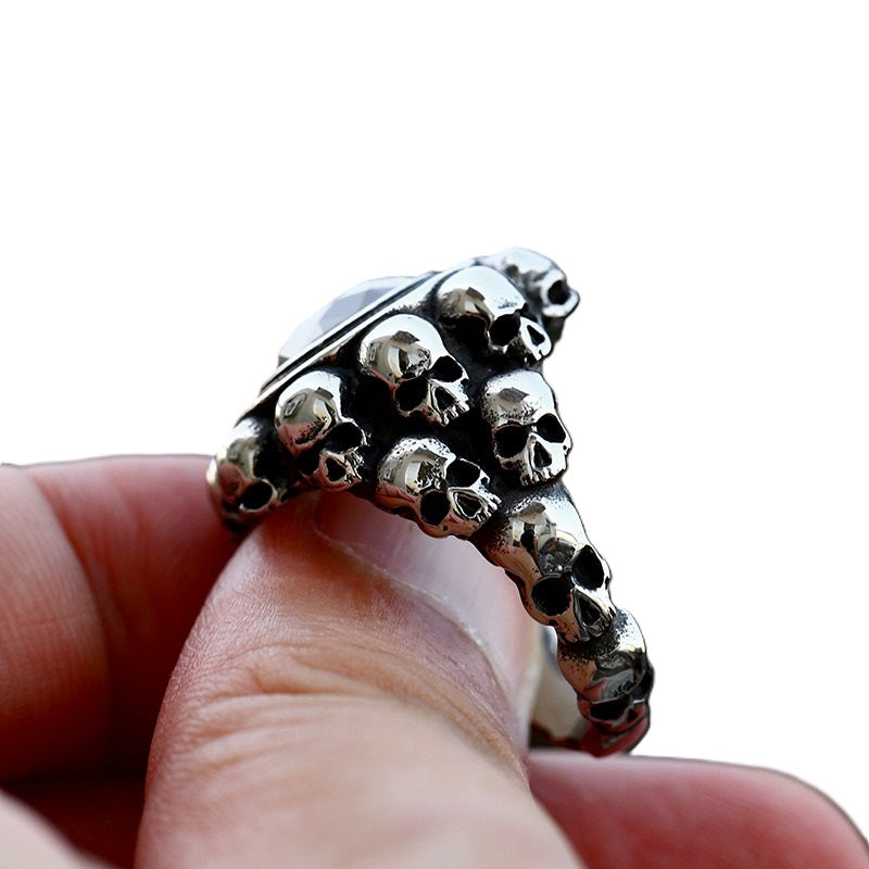 Bague chevalière Moon Attic avec pierre/cristal rouge sur têtes de mort MA-BR839