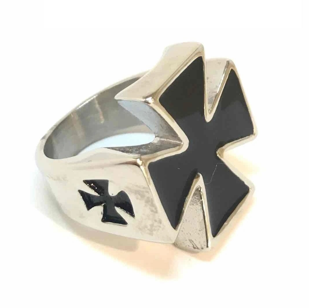 Bague croix de malte noire BA052