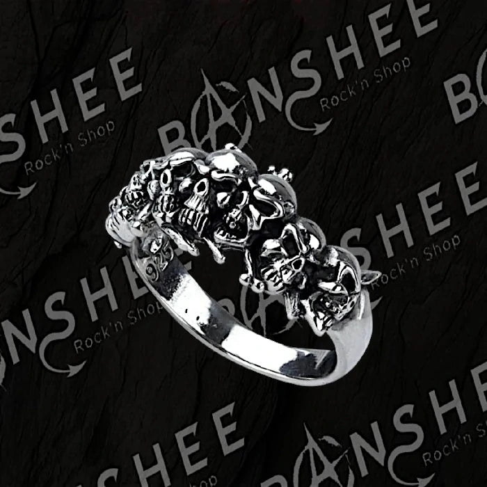 Bague en argent ornée de multiples têtes de mort en relief