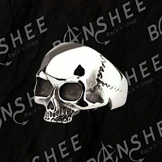 Bague en acier poli inoxydable avec tête de mort réaliste