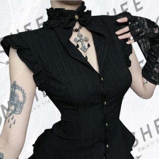 Blouse gothique noire à col montant volanté et fermeture boutonnée
