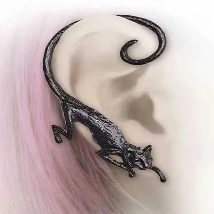 Boucle d'oreille chat noir gothique portée sur le contour de l'oreille