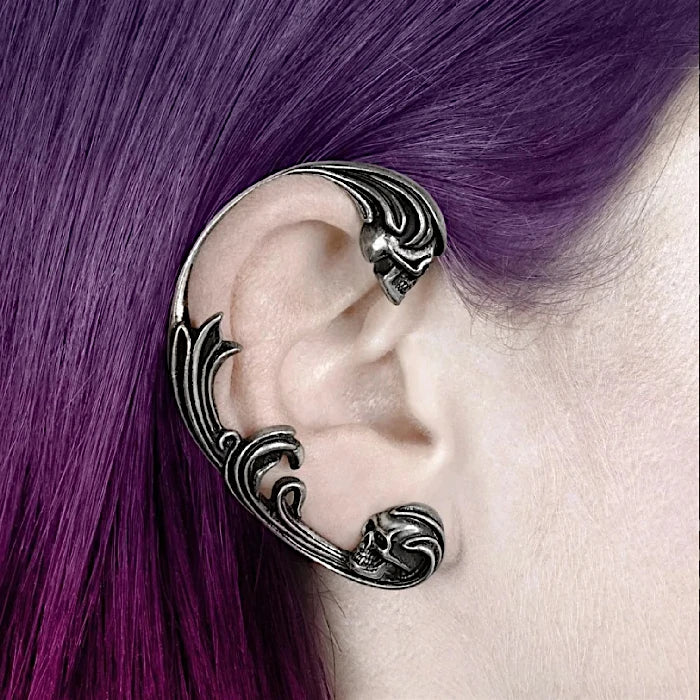 Boucle d'oreille ear wrap portée argentée avec deux crânes sculptés