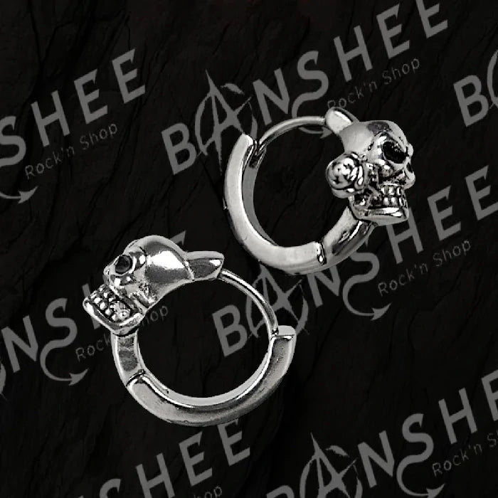 paire de boucles d'oreilles créoles en acier inoxydable avec tête de mort mordant une rose