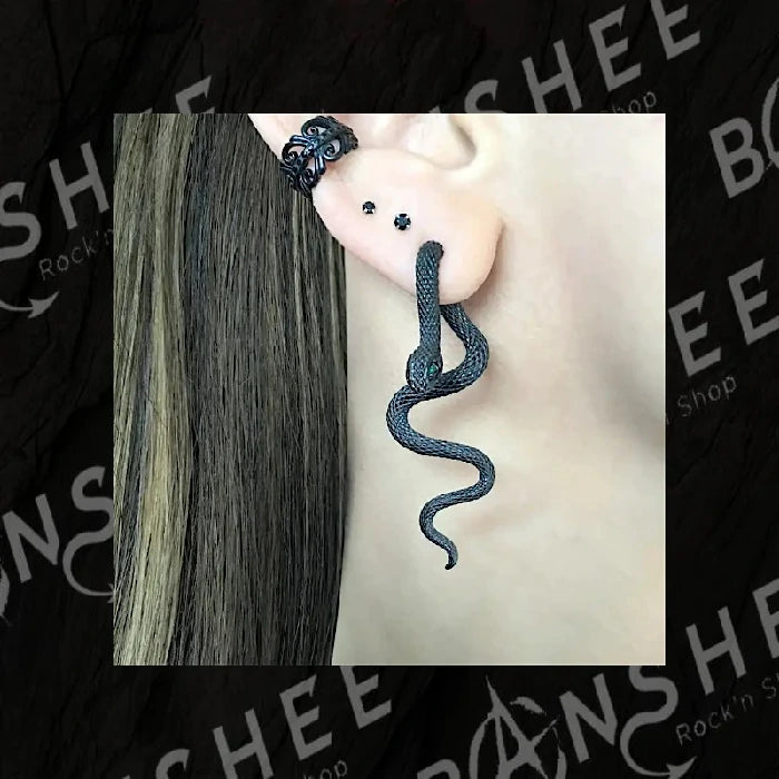 Boucles d'oreilles serpent Moon Attic portées, en acier inoxydable, style gothique et witchy