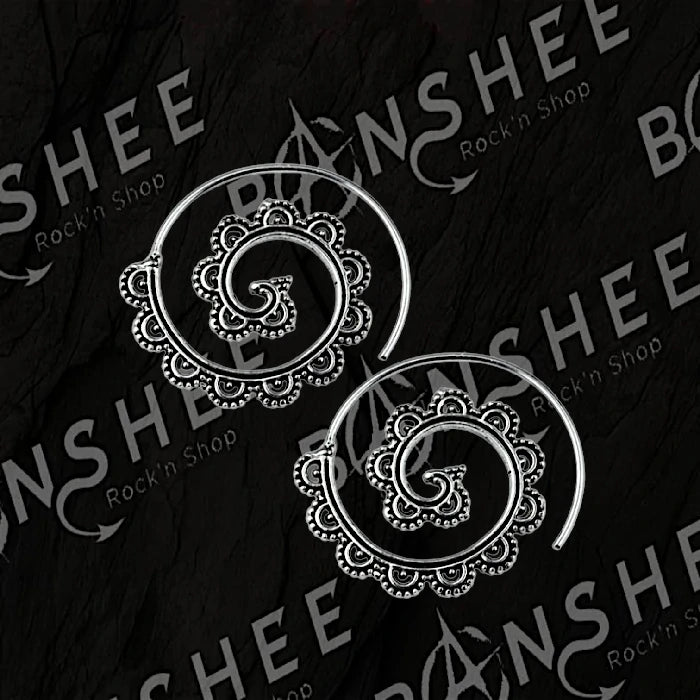 Boucles d’oreilles spirales en argent avec motifs ornementaux