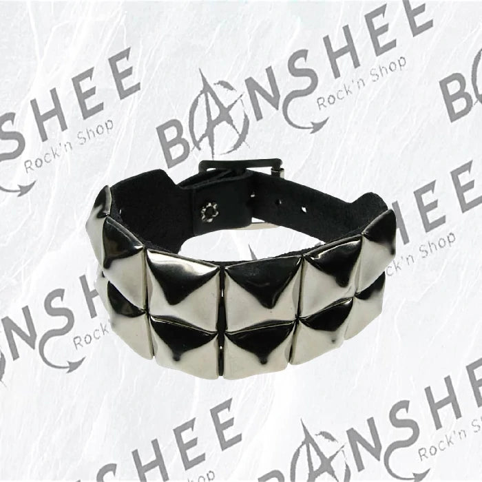 Bracelet en cuir noir avec deux rangées de gros clous pyramidaux argentés