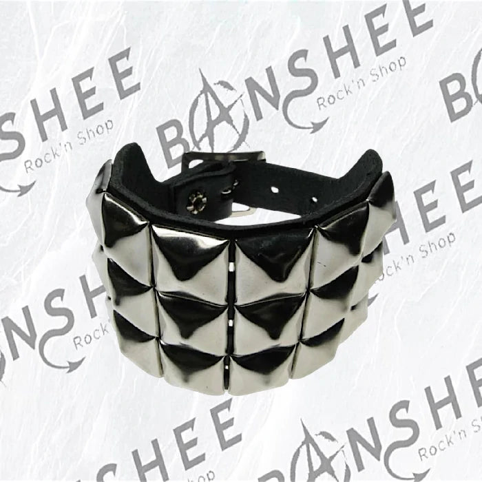 Bracelet en cuir noir avec trois rangées de gros clous pyramidaux argentés