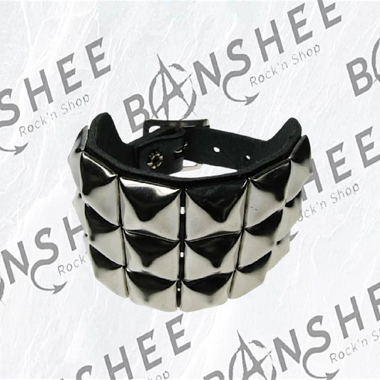 Bracelet en cuir noir avec trois rangées de gros clous pyramidaux argentés