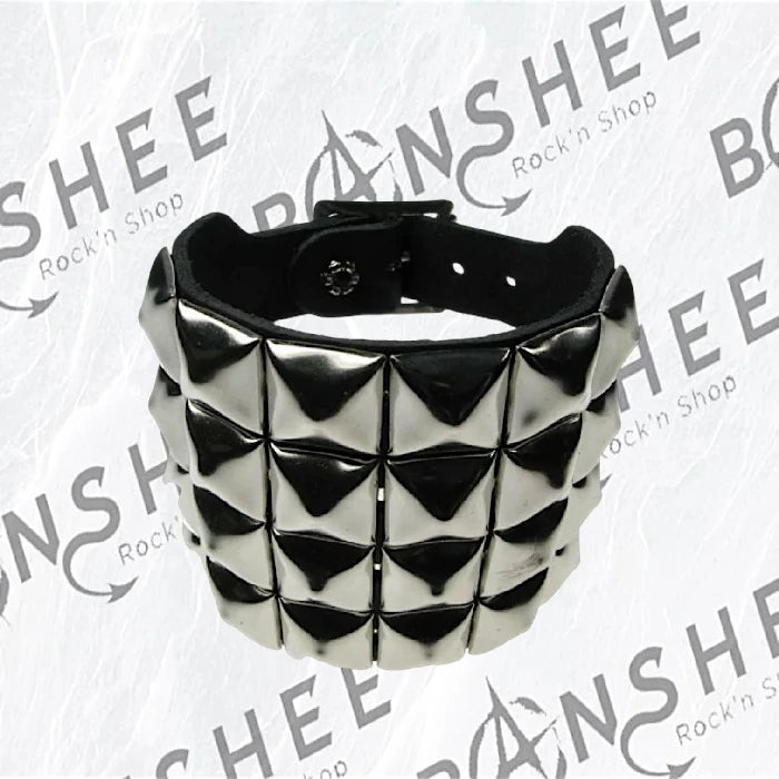 Bracelet large en cuir noir avec quatre rangées de gros clous pyramidaux argentés