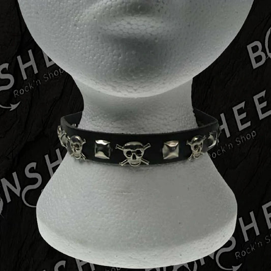 Choker ras de cou en cuir noir avec têtes de mort et clous pyramidaux