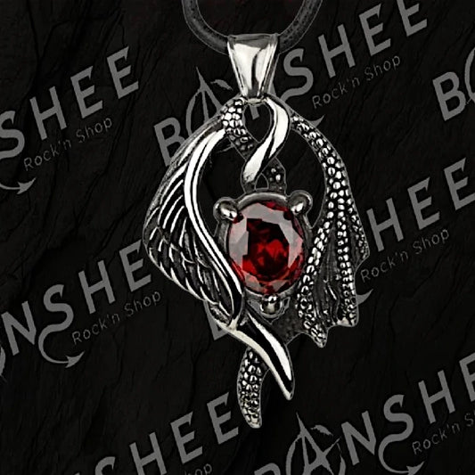 Collier en acier inoxydable représentant deux ailes entourant une pierre facettée rouge