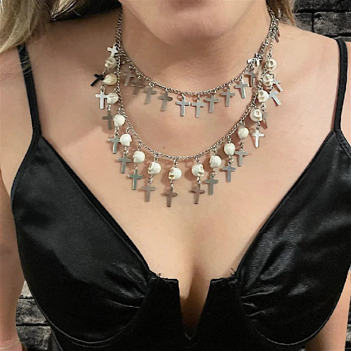Collier multi-rangs porté, composé de chaînes, de croix et de crânes décoratifs