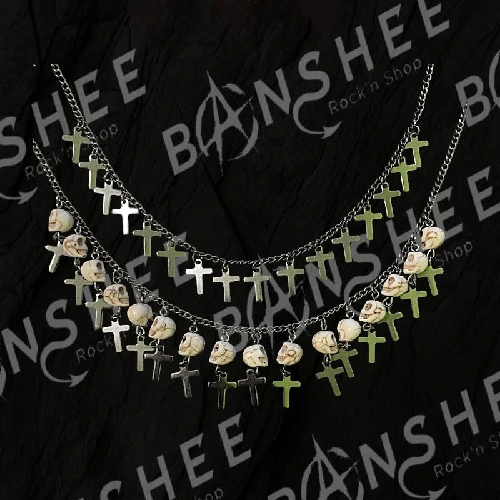 Collier multi-rangs avec pendentifs croix et crânes décoratifs en alliage et résine