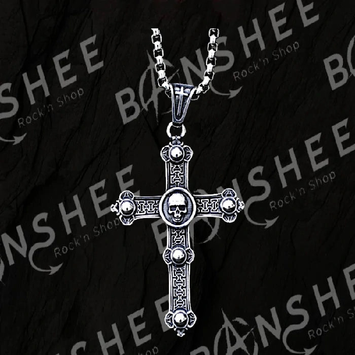 Collier Moon Attic avec pendentif croix gothique en titane avec un crâne au centre et détails ciselés