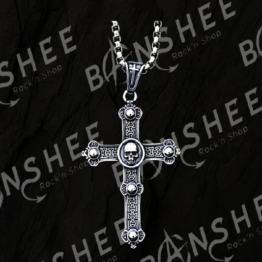 Collier Moon Attic avec pendentif croix gothique en titane avec un crâne au centre et détails ciselés