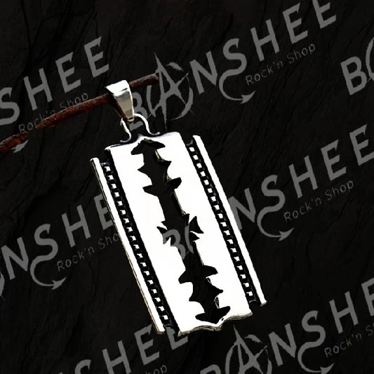 Collier pendentif en forme de lame de rasoir en acier inoxydable poli, marque Moon Attic.
