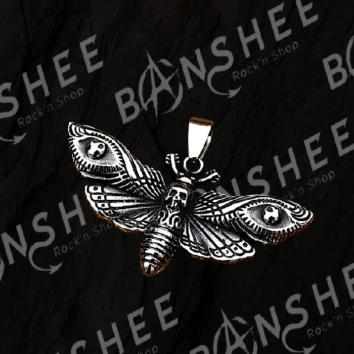 Collier pendentif papillon sphinx tête de mort en titane avec détails finement gravés, marque Moon Attic.