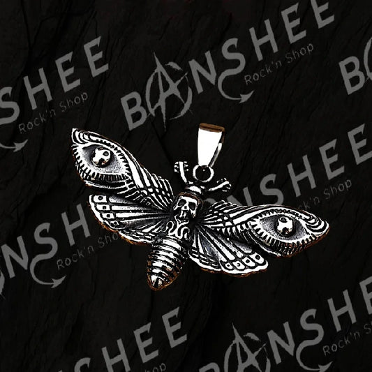 Collier pendentif papillon sphinx tête de mort en titane avec détails finement gravés, marque Moon Attic.