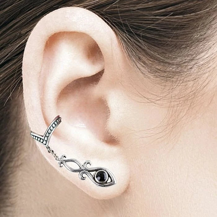 Ear cuff en argent avec œil noir porté à l’oreille