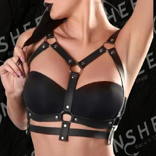 Harnais de poitrine noir en cuir vegan avec anneaux métalliques et sangles réglables