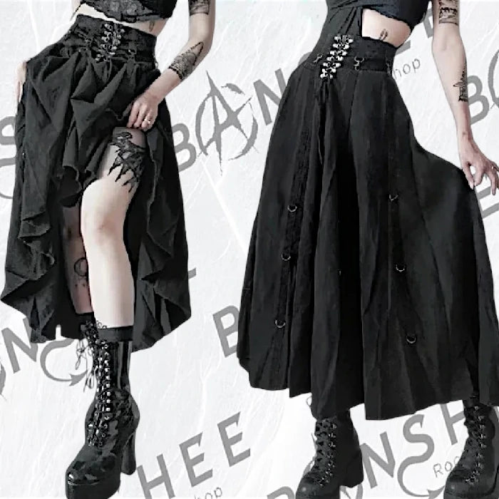 Vue portée d'une jupe longue gothique asymétrique avec laçage corset et anneaux métalliques
