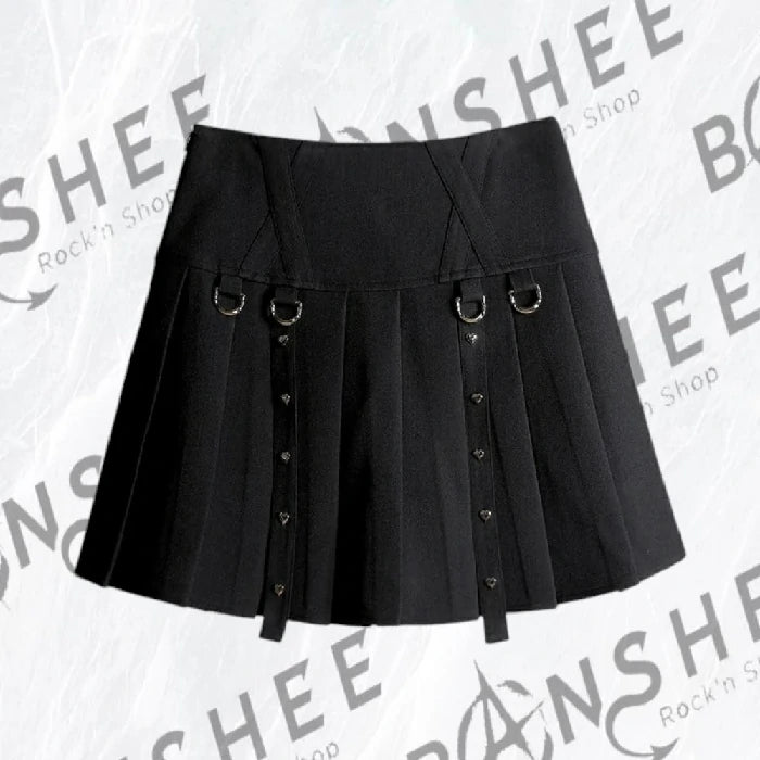 Mini-jupe plissée noire de style gothique avec anneaux métalliques à la taille et sangles pendantes à rivets cœurs.