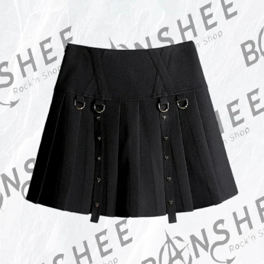 Mini-jupe plissée noire de style gothique avec anneaux métalliques à la taille et sangles pendantes à rivets cœurs.
