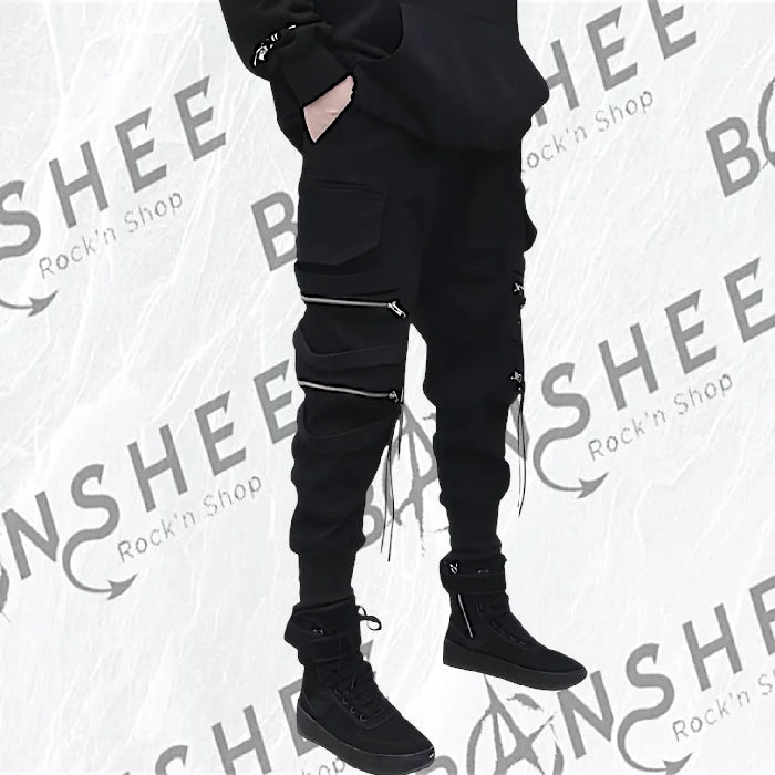 Pantalon cargo noir avec poches zippées et détails à lacets