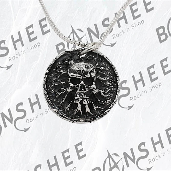 Pendentif en titane avec tête de mort en relief finition argent vieilli
