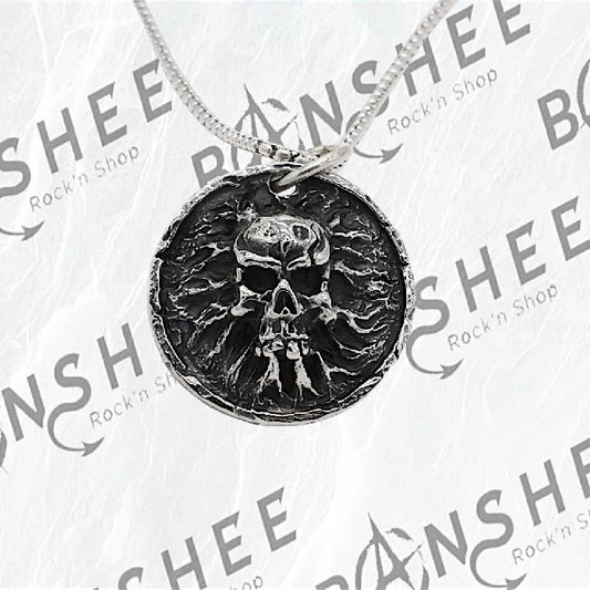 Pendentif en titane avec tête de mort en relief finition argent vieilli
