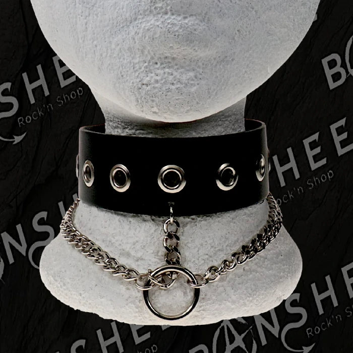 Choker punk en cuir noir avec œillets métalliques argentés, chaînes décoratives et anneau central suspendu