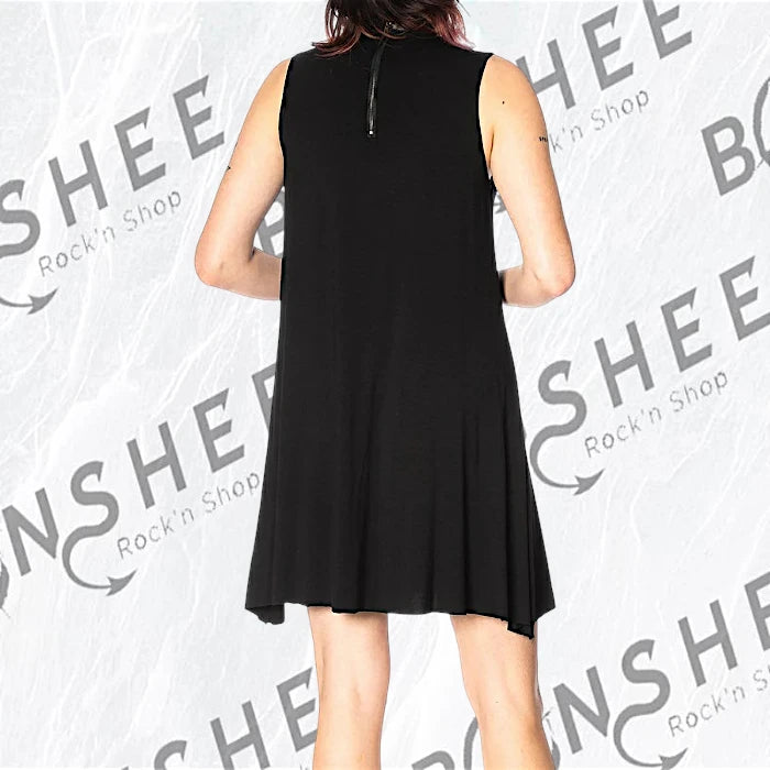 Vue arrière d'une robe noire sans manches à coupe fluide avec fermeture zippée au dos