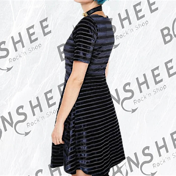 Robe noire gothique à rayures en velours et manches courtes vue de dos