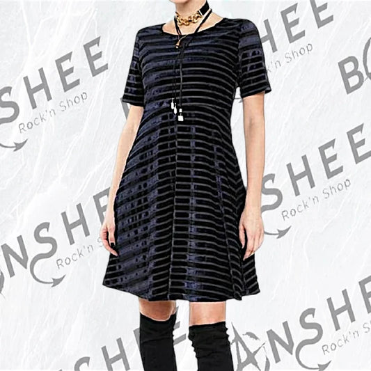 Robe noire gothique à rayures en velours et manches courtes