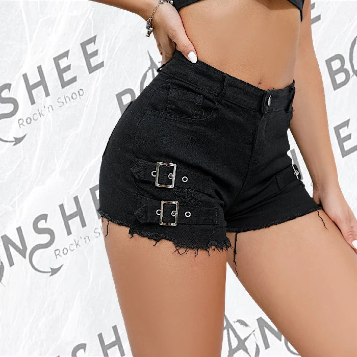 Profil d'un short gothique noir avec boucles métalliques latérales et ourlets effilochés