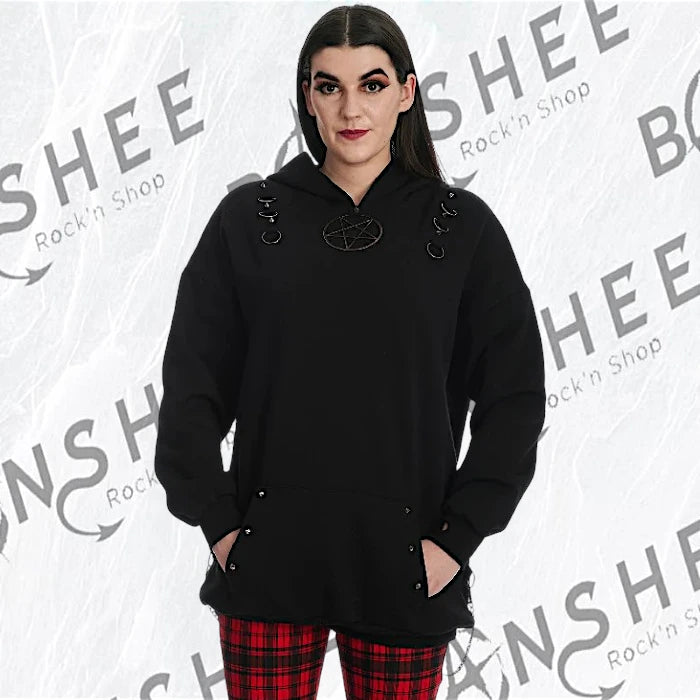 Sweat à capuche noir gothique avec pentagramme sur la poitrine, anneaux métalliques aux épaules et longues chaînes décoratives au dos.