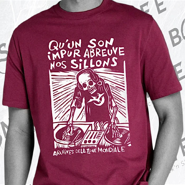T-shirt punk bordeaux avec squelette DJ aux platines